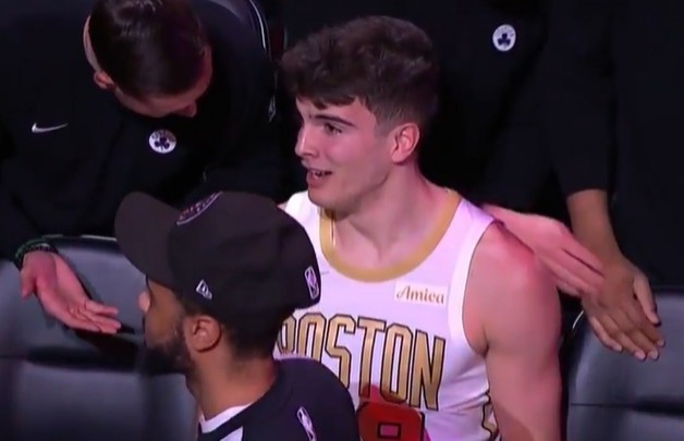 米乐-小伙子挺勇猛！28号秀冈萨雷斯抢断反击一打二 大回环上篮反超！